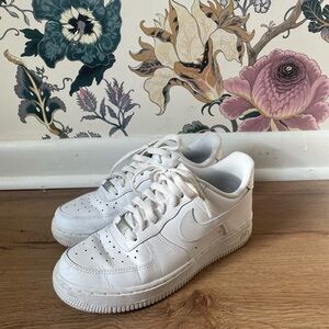 White Nike Airforce Sneakers